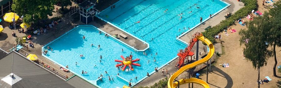 Buitenbad met glijbanen